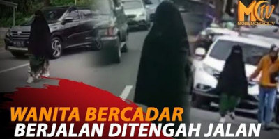 WANITA BERCADAR BERJALAN DITENGAH JALAN